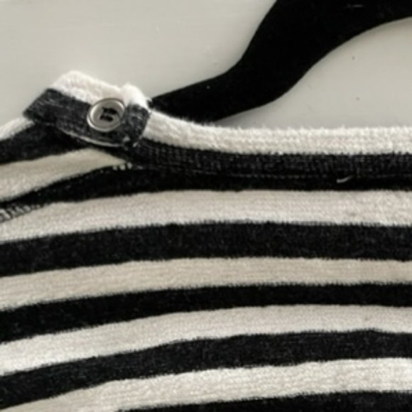 FOREVER 21 CONTEMPORARY BLACK AND WHITE STRIP SHIRT - Picture 4 of 5